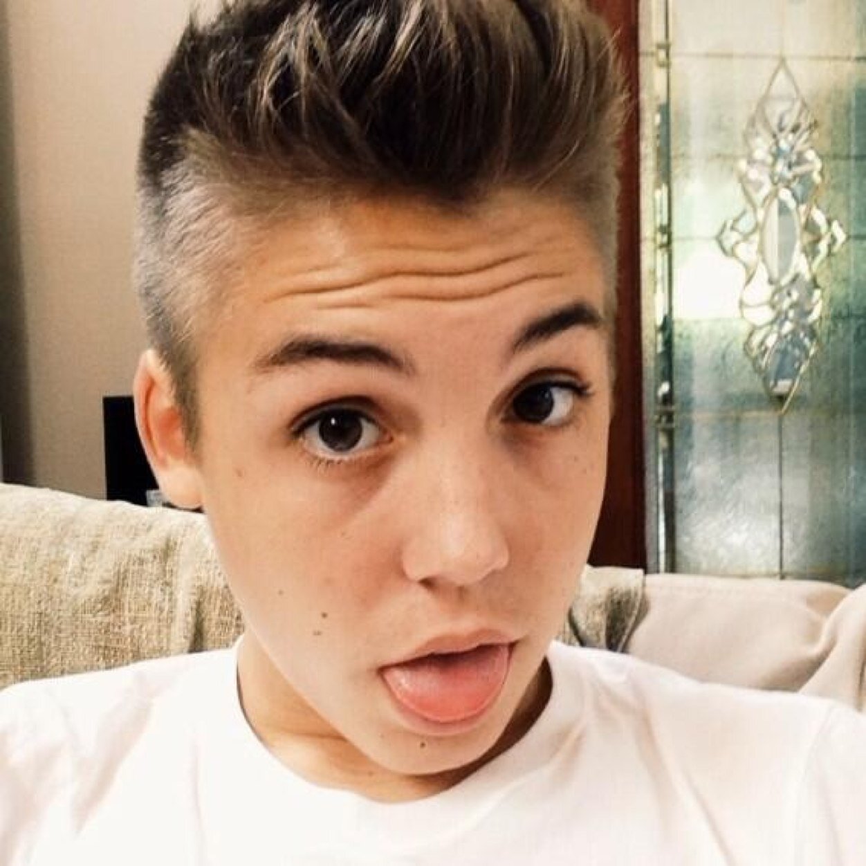 follow @entitynajji he follows backkk