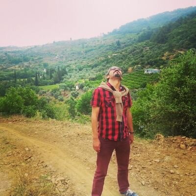duvarsız sanat tiyatrosu sanat yonetmeni...