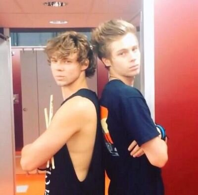 CAN YOU FOLLOW @susplatinum? PLEASE AND THANK YOU LOVE(: