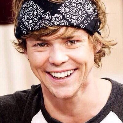 free follow please follow @ashftlouis instead :) ily xx
