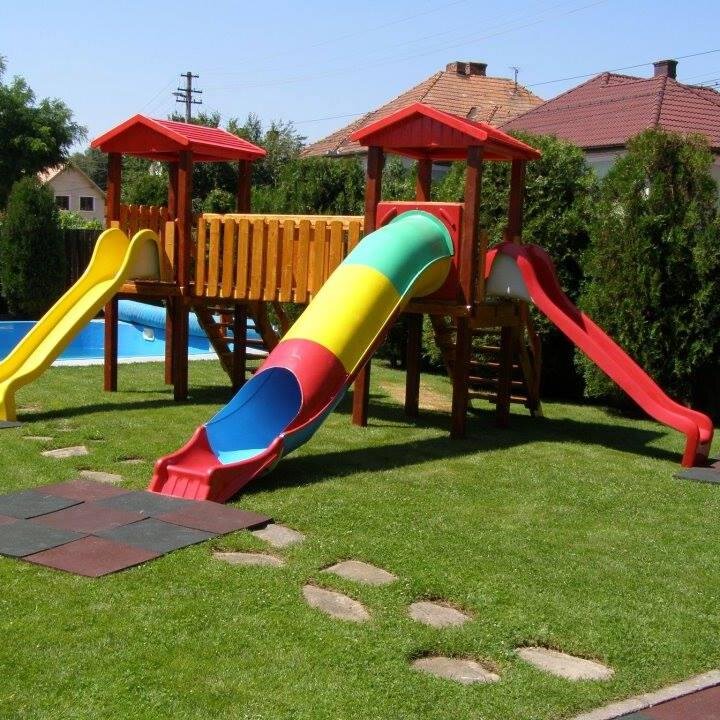 Va punem la dispozitie o gama variata de tobogane, hinte, leagane, complexe de joaca, carusele, balansoare, mobilier urban, articole sport, aparate fitness.
