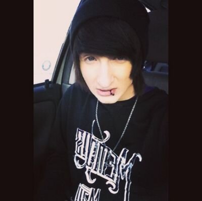 || Justin || 17 || No ring on it || Queer af ||