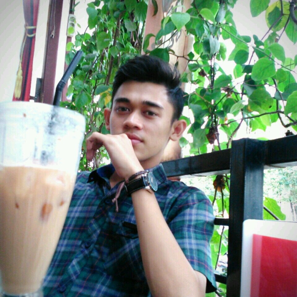 GanyPutraWahyu's profile picture. Hidup di Atas Gelombang