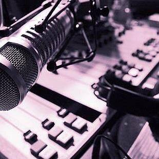 Es un programa de radio que acompaña tu vuelta a casa, con noticias y actualidad. Deportes, música, tecnología , económia y mucho más. #recalculando