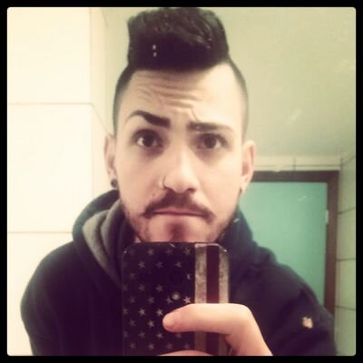 Eu brinco mesmo. Faço graça mesmo. Falo merda mesmo. Sou idiota mesmo. Adoro fazer as pessoas sorrirem, mesmo eu não estando bem. (: