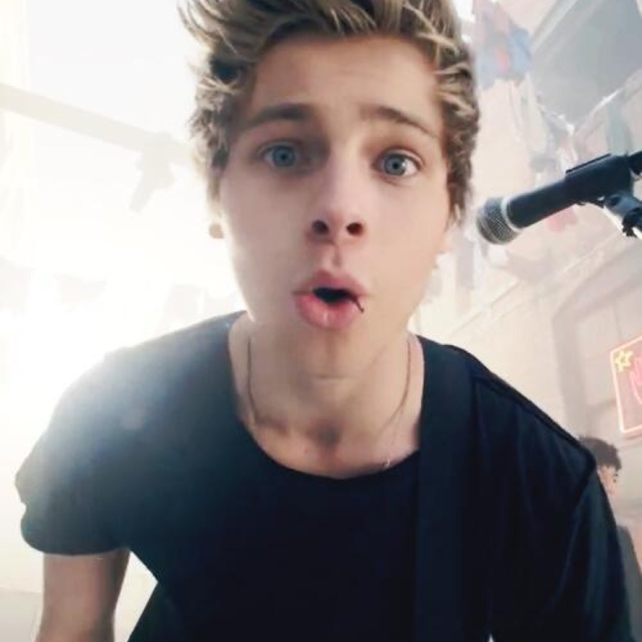 You just got a free follow from @princess_hemmo7 so please follow her and when you're done tweet her 'BANANA' , its creative