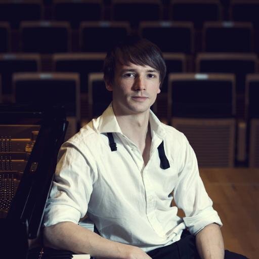 Solo pianist, accompanist, apple strudel enthusiast
