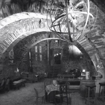 Bodega el Val
Bodega con más de 600 años de antigüedad era anteriormente una hacienda ahora transformada en un mesón especializado en Churrasco tapas variadas