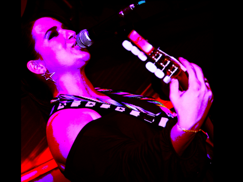 Cantora, compositora, multi-instrumentista, Flamenguista, tia e gente finíssima! Yeah!
'Gentileza gera Gentileza'.