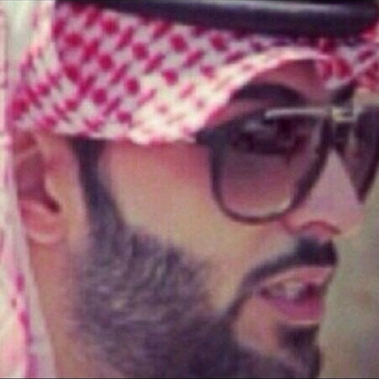 أحدن ينام و حط راسه بكمه ............و أحدن تخم النوم عينه و تخطيه 
و أحدن يحاول بالردى بنت عمه......... و أحدن يحاول ستر عذرا عوانيه