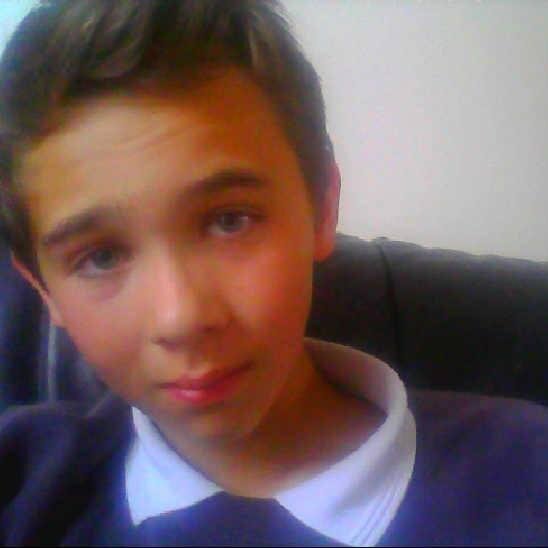 Hey, i love you all please follow me