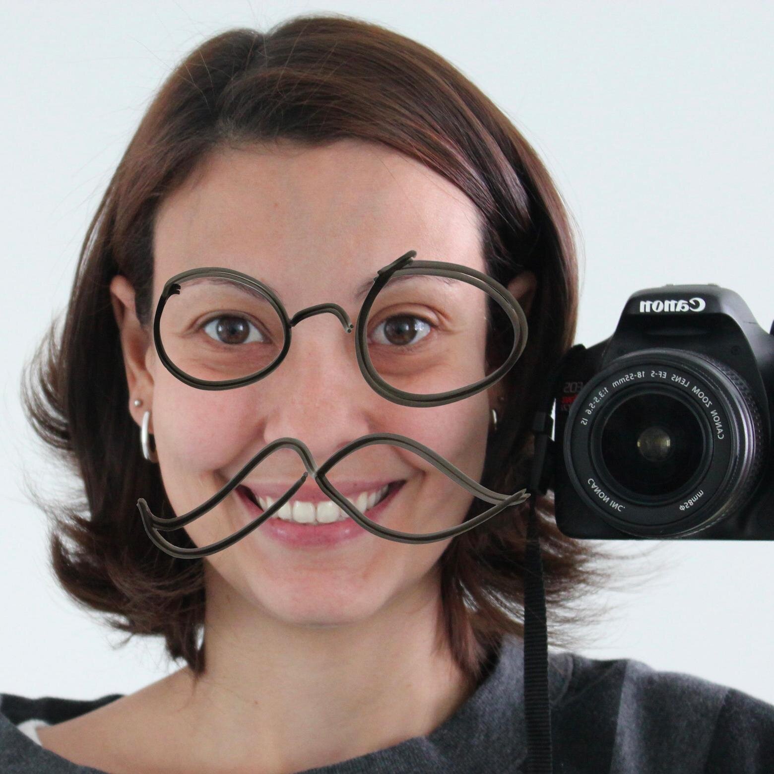 Photography lover. I have this crazy belief that I can cook. And I actually can lick my own nose =9