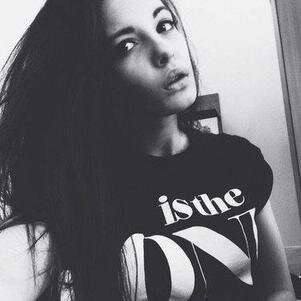 Moi c'est Camille, c'est mon 2ème compte twitter mais follow moi quand meme ici aussi !