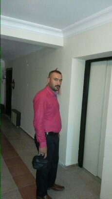 bekar yalnız yaşıyor