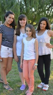 Somos primas, nos gusta mucho cantar somos muy unidas.. #Anto #Flo #Meli #Mili :)