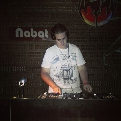 Me gusta salir de fiesta con mis amigos y ser un buen DJ dando lo todo desde el 27-01-1995