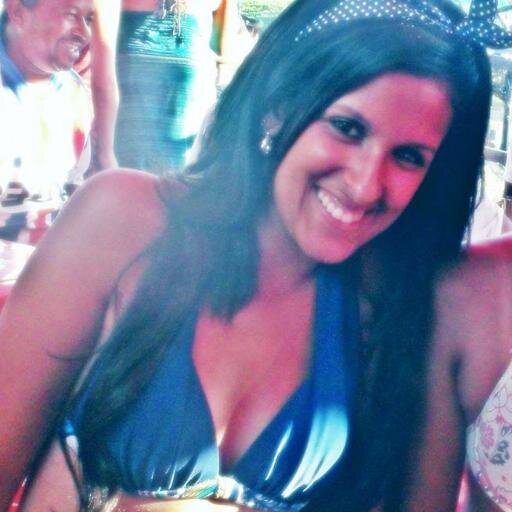' - Eu olho para dentro de mim, e não me importo com o que as pessoas fazem ou dizem. 
Eu me preocupo só com as coisas certas! ;&

    Robert Nesta Marley