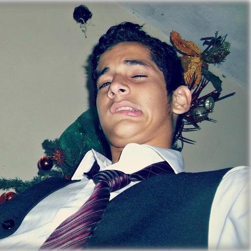 Original, Carismático, Inteligente, optimista.. pienso que la patria nos tiene jodidos.. y la teocracia es el único camino a una vida mejor..