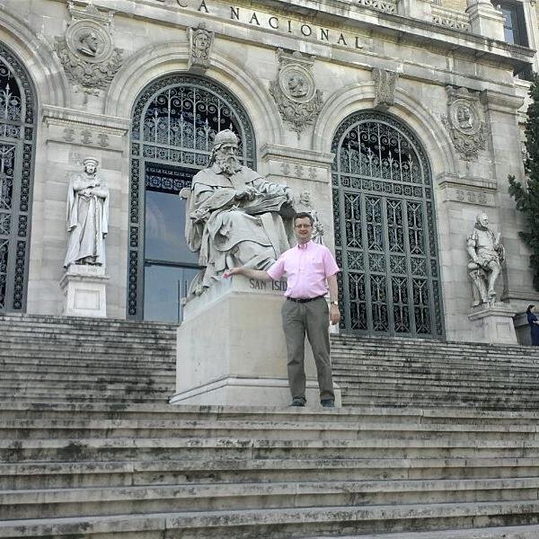 Antonio Barnés Vázquez es doctor en Filología por la Universidad de Granada con una tesis sobre el Quijote y profesor universitario de Literatura.