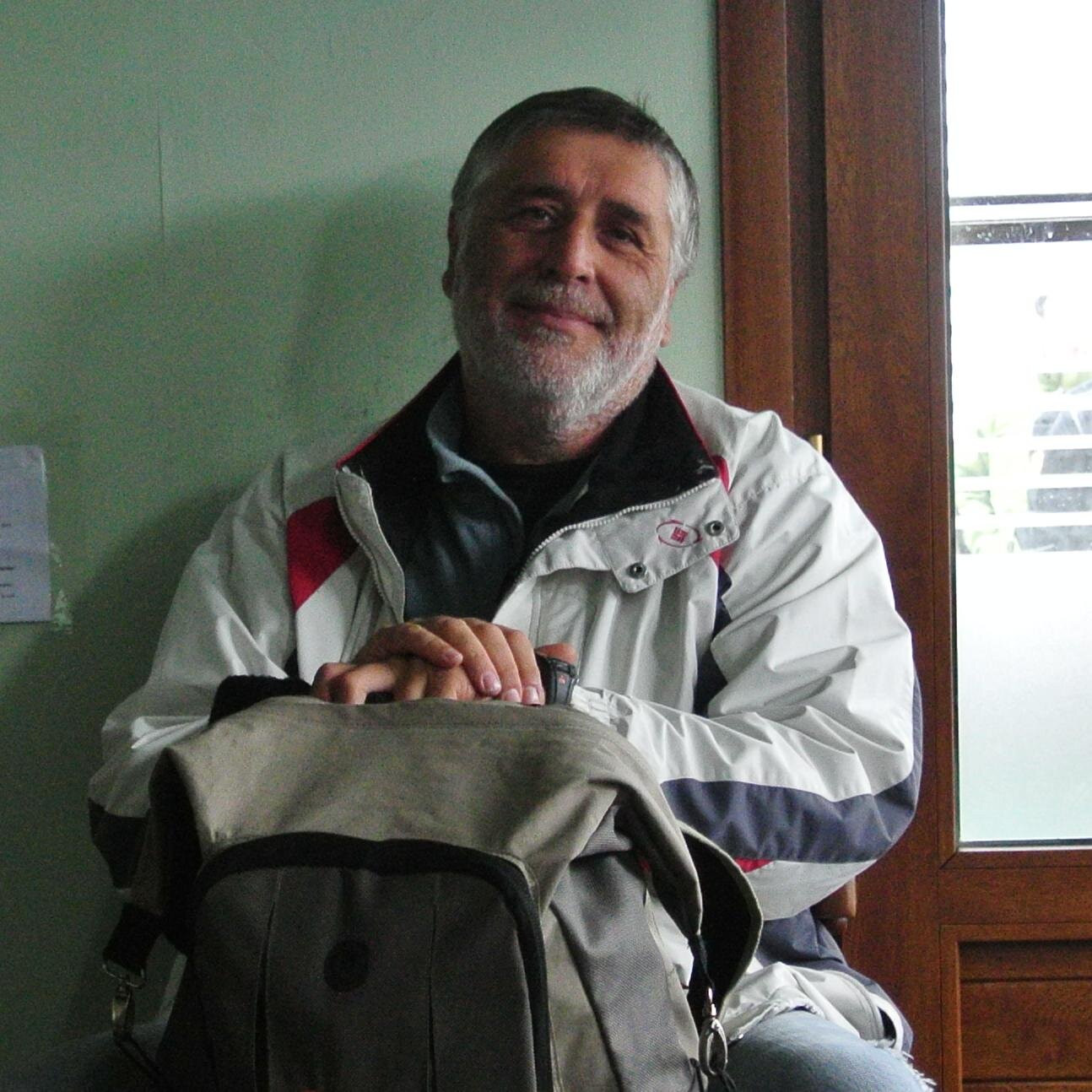 Abuelo de Catalina y de Francisco. Periodista.
