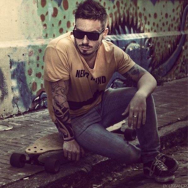 Actor y Productor,chico normal,nacido en 1990 TWITTER PRINCIPAL @balfedericook
