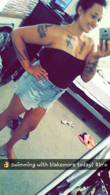 Born in WA|Raised in CA| Single|kik:miiichellebabe|instagram: miiichellebabe|22years|