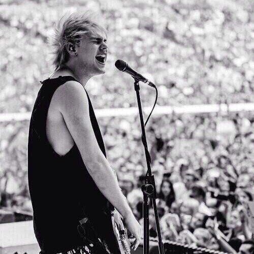 One Direction are my life,my sunshines*-*        5SOS are my babys*-*