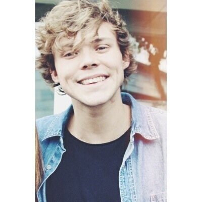 shititsluke's profile picture. I gave you a free follow so follow @damnastxn for me please