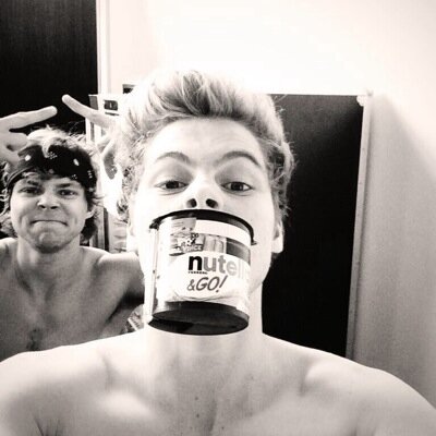 Directioner4Life! I love u 1D xxxxxxxxx I love 5SOS (derping since 2011)