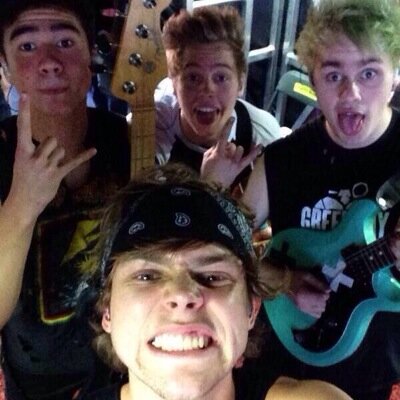 just a reminder that, your fave loves you, keep smiling you are beautiful x
(If you need someone, you can ALWAYS dm me x)