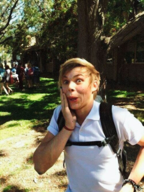 plotwist5sos's profile picture. account co-owned by Terri: @notpunkmalum and emily: @mukegrinding