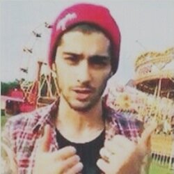 Hii just wanted to tell you i love you and youre worth it (: tweet me if u smiled please @styleskid *daily reminders*