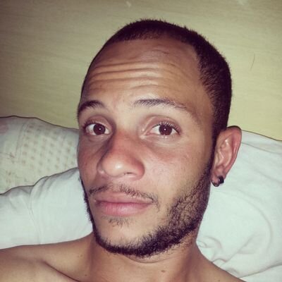 A vida é simples mas dura.Dê-me flores enquanto posso aprecia-lás, porque depois elas só servirão para cobrir minha sepultura.