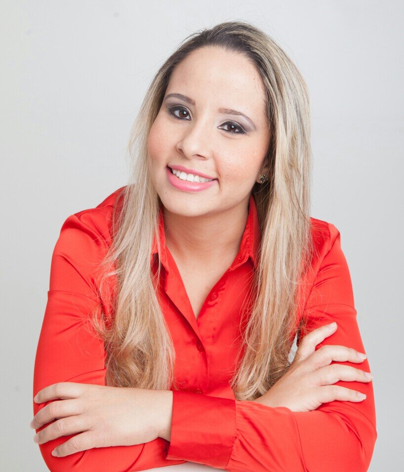 Candidata a deputada Federal pelo PMDB, sou uma jovem simples, formada em Pedagogia,  batalho por meus ideais e quero lutar pela educação e seus profissionais.