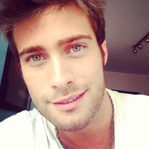 Actor y músico amateur. Busco la satisfacción en lo que hago, no en el resultado. Aunque viviera cien años, no tendria tiempo para hacer todo lo que quiero.