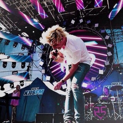Austin Moon, 18. Vocalist / Choreographer / Profession Pretender / A Work-In-Progress Writer. If you were wondering; Yes, I am single. {Roleplay|Descriptive}
