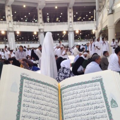 إذا أستوحشت من الناس فاستأنس بالله وإذا أغضبك الخلق لا تنسى الخالق وأعلم أن الله مفرج هم من سكن الرضا قلبه وأعطى لله أثمن وقته❤️