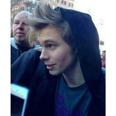 free follow pls follow my main acc and tweet me i ship reeton for a dm to luke @tapthatassash