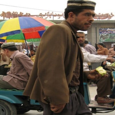 دآئاً ۆ آبداً : آلبسآطھ تُضفَ علىَ شخصيتگ رونقاً مُمَيزاً يجعلگ مختلفَ كن بسيطا تگن ؛ آجمل ..