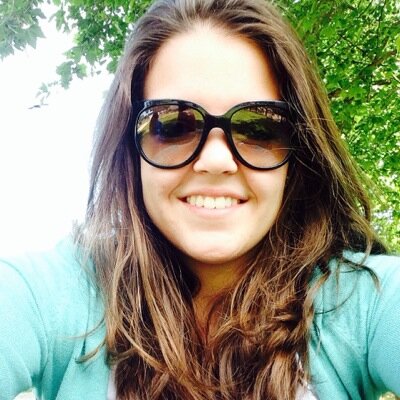Con la sonrisa fácil y generosa de quien se siente a gusto en su piel y en el mundo. :)