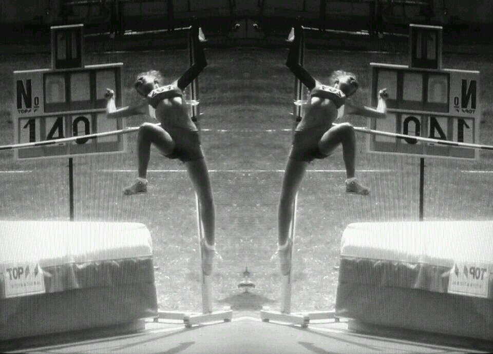 many people walk through our lives , but only true friends leave footprints on our heart♡