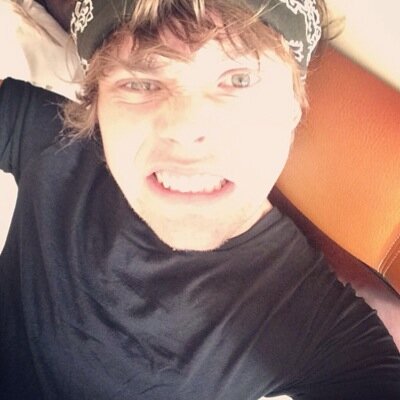 Since you got a free follow it would be nice if you'd follow @stylesdimplxs