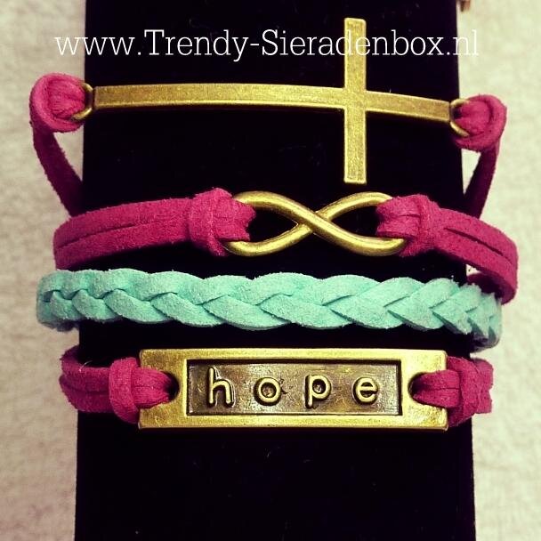 Online sieraden webshop! We verkopen unieke Armbanden, statement kettingen, oorbellen, ringen, horloges, accessoires én meer! Tegen een betaalbare prijs ^_^