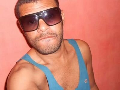 . . .''Sou composto por urgências:Minhas alegrias são intensas,Minhas tristezas, absolutas.Me entupo de ausência.Me esvazio de excessos.