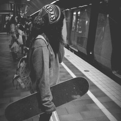 La vie est trop courte pour marcher, prends ton skate et trace ta route..