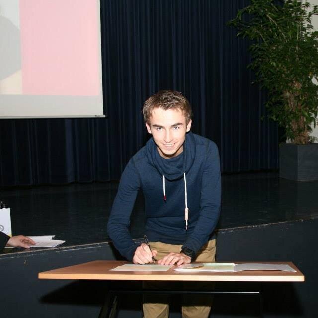 19 Jaar, Brunssum, 
1e jaars student Social Work te Zuyd Hogeschool.
Stage: Zorgcentrum Emmastaete 

Life is Like a Roller Coaster , It has Its Ups and Downs
