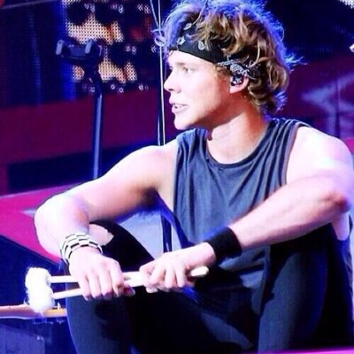@amethystmike just gave you a free follow, so you should follow her in return. If by any chance you want dm to luke or band, just ask her x