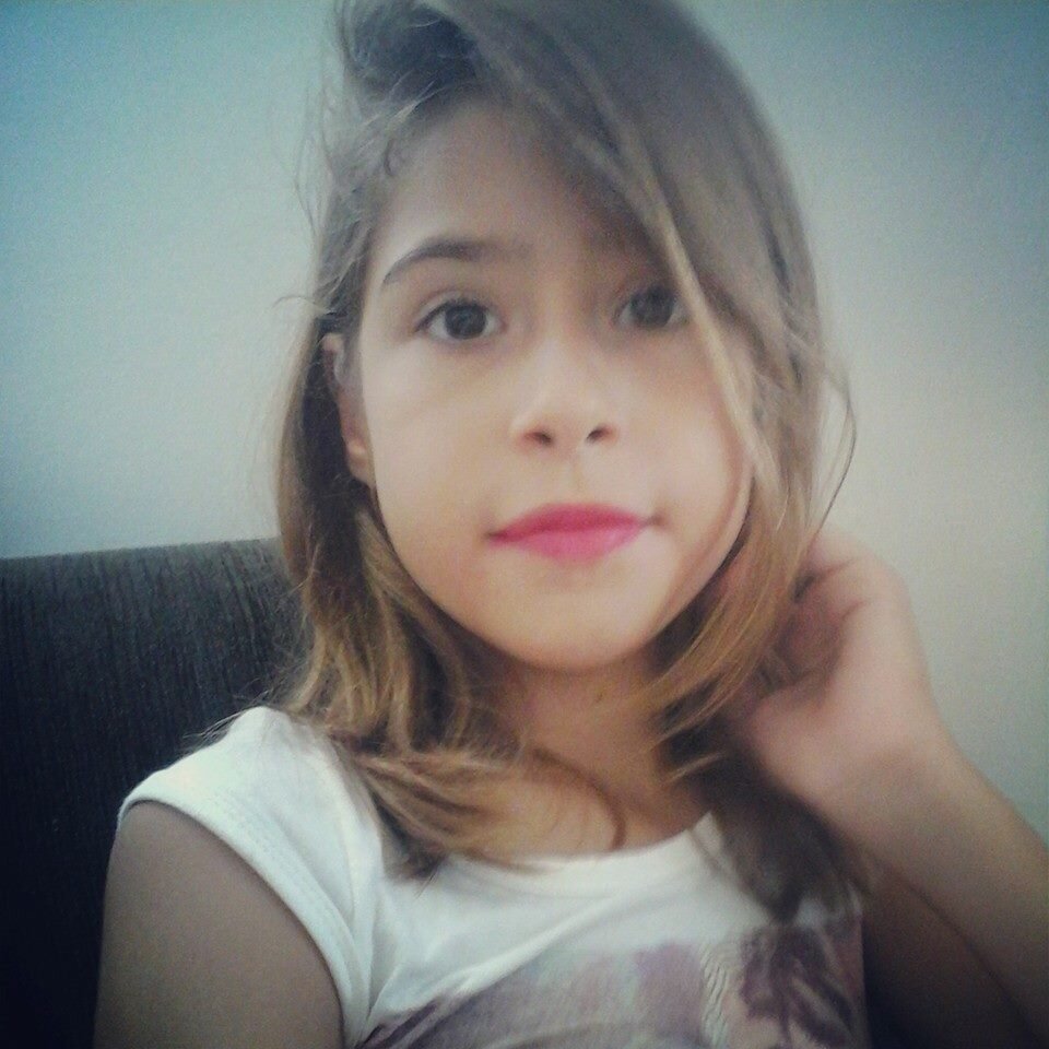Amo Luan Santana,adoro me divertir com minha família e meus amigos, sou uma garota imperfeita faço tudo errado mais as vezes faço coisas certas ♥