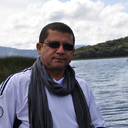 autodidacta,  un ser humano comprometido en el hoy, observador y formandome para vivir en mente consciente.