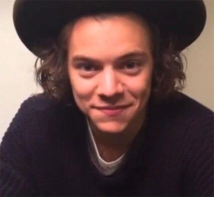 @Harry_Styles mi sono innamorata di te come il sole si innamorò della luna, sapendo che non si sarebbero mai visti.
